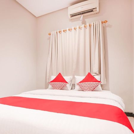 Oyo 148 Cempaka Place Homestay Jakarta Exteriör bild